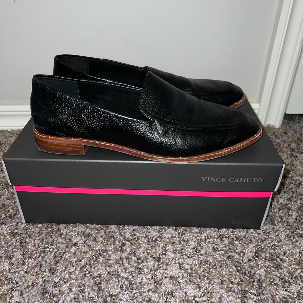 Vince Camuto black leather loafer size 8.5